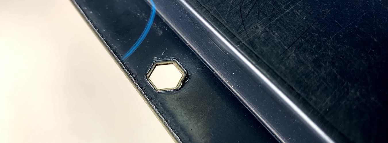 Шестигранное отверстие на нержавеющем стальном листе с противоотпечатковым покрытием - изображение 1